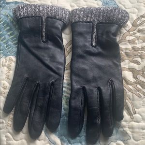 Woman’s fleece-lined gloves